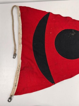 Kriegsmarine Gefechtsstander rot " Gefechtswendgs.Stdt.rot". Maße 91 x 115cm. Ungereinigt, leichter Mottenschaden