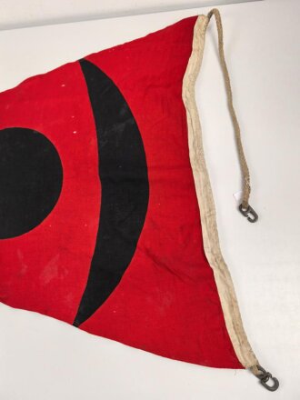 Kriegsmarine Gefechtsstander rot " Gefechtswendgs.Stdt.rot". Maße 91 x 115cm. Ungereinigt, leichter Mottenschaden