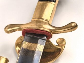 Bayern, Hirschfänger in Luxusausführung um 1850/60. Gebläute Klinge, Lederscheide nicht geschrumpft, vollständige Vergoldung. Gesamtlänge 80cm. Sehr guter Zustand
