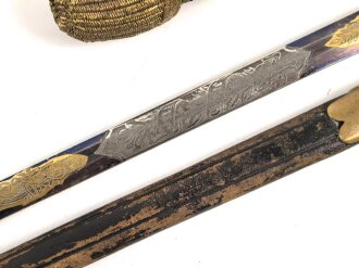 Bayern Beamtendegen. Sehr gut erhaltene Klinge mit beidseitiger Ätzung, die Lederscheide leicht geschrumpft. Die hintere Perlmuttgriffschale alt geklebt, das gefäß sonst gut. Mit dem eher seltenen Portepee