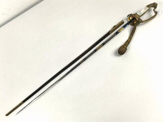 Bayern Beamtendegen. Sehr gut erhaltene Klinge mit beidseitiger Ätzung, die Lederscheide leicht geschrumpft. Die hintere Perlmuttgriffschale alt geklebt, das gefäß sonst gut. Mit dem eher seltenen Portepee