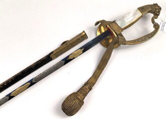 Bayern Beamtendegen. Sehr gut erhaltene Klinge mit beidseitiger Ätzung, die Lederscheide leicht geschrumpft. Die hintere Perlmuttgriffschale alt geklebt, das gefäß sonst gut. Mit dem eher seltenen Portepee