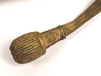 Bayern Beamtendegen. Sehr gut erhaltene Klinge mit beidseitiger Ätzung, die Lederscheide leicht geschrumpft. Die hintere Perlmuttgriffschale alt geklebt, das gefäß sonst gut. Mit dem eher seltenen Portepee