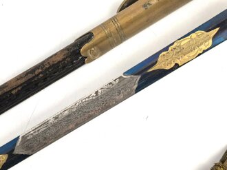 Bayern Beamtendegen. Sehr gut erhaltene Klinge mit beidseitiger Ätzung, die Lederscheide leicht geschrumpft. Die hintere Perlmuttgriffschale alt geklebt, das gefäß sonst gut. Mit dem eher seltenen Portepee