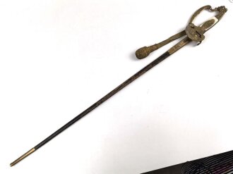 Bayern Beamtendegen. Sehr gut erhaltene Klinge mit beidseitiger Ätzung, die Lederscheide leicht geschrumpft. Die hintere Perlmuttgriffschale alt geklebt, das gefäß sonst gut. Mit dem eher seltenen Portepee