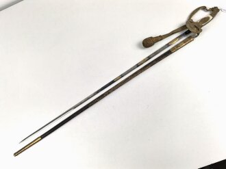 Bayern Beamtendegen. Sehr gut erhaltene Klinge mit beidseitiger Ätzung, die Lederscheide leicht geschrumpft. Die hintere Perlmuttgriffschale alt geklebt, das gefäß sonst gut. Mit dem eher seltenen Portepee
