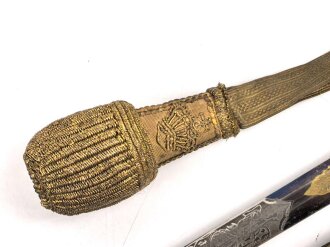 Bayern Beamtendegen. Sehr gut erhaltene Klinge mit beidseitiger Ätzung, die Lederscheide leicht geschrumpft. Die hintere Perlmuttgriffschale alt geklebt, das gefäß sonst gut. Mit dem eher seltenen Portepee