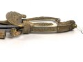 Bayern Beamtendegen. Sehr gut erhaltene Klinge mit beidseitiger Ätzung, die Lederscheide leicht geschrumpft. Die hintere Perlmuttgriffschale alt geklebt, das gefäß sonst gut. Mit dem eher seltenen Portepee