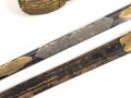 Bayern Beamtendegen. Sehr gut erhaltene Klinge mit beidseitiger Ätzung, die Lederscheide leicht geschrumpft. Die hintere Perlmuttgriffschale alt geklebt, das gefäß sonst gut. Mit dem eher seltenen Portepee