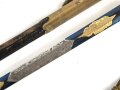 Bayern Beamtendegen. Sehr gut erhaltene Klinge mit beidseitiger Ätzung, die Lederscheide leicht geschrumpft. Die hintere Perlmuttgriffschale alt geklebt, das gefäß sonst gut. Mit dem eher seltenen Portepee
