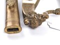 Bayern Beamtendegen. Sehr gut erhaltene Klinge mit beidseitiger Ätzung, die Lederscheide leicht geschrumpft. Die hintere Perlmuttgriffschale alt geklebt, das gefäß sonst gut. Mit dem eher seltenen Portepee