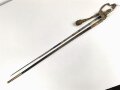 Bayern Beamtendegen. Sehr gut erhaltene Klinge mit beidseitiger Ätzung, die Lederscheide leicht geschrumpft. Die hintere Perlmuttgriffschale alt geklebt, das gefäß sonst gut. Mit dem eher seltenen Portepee