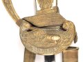 Bayern Beamtendegen. Sehr gut erhaltene Klinge mit beidseitiger Ätzung, die Lederscheide leicht geschrumpft. Die hintere Perlmuttgriffschale alt geklebt, das gefäß sonst gut. Mit dem eher seltenen Portepee