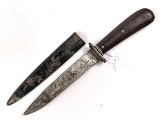 Kampfmesser / Stiefelmesser Wehrmacht. Hersteller "PUMA Solingen" Scheide Originallack