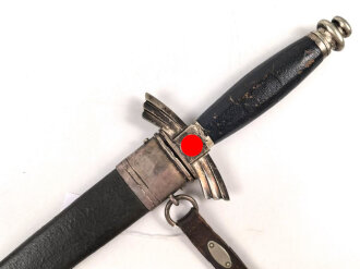 Fliegerdolch für Angehörige des Deutschen Luftsport Verband DLV.  Die Klinge von SMF Solingen mit vielen kleinen Kratzern. Die Belederung Original, die Hakenkreuze vollständig emailliert.