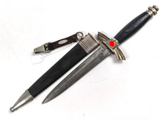 Fliegerdolch für Angehörige des Deutschen Luftsport Verband DLV.  Die Klinge von SMF Solingen mit vielen kleinen Kratzern. Die Belederung Original, die Hakenkreuze vollständig emailliert.