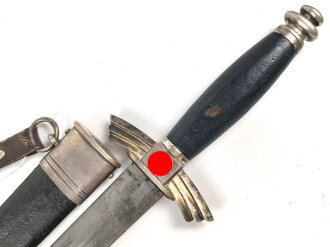 Fliegerdolch für Angehörige des Deutschen Luftsport Verband DLV.  Die Klinge von SMF Solingen mit vielen kleinen Kratzern. Die Belederung Original, die Hakenkreuze vollständig emailliert.