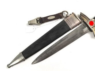 Fliegerdolch für Angehörige des Deutschen Luftsport Verband DLV.  Die Klinge von SMF Solingen mit vielen kleinen Kratzern. Die Belederung Original, die Hakenkreuze vollständig emailliert.