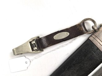 Fliegerdolch für Angehörige des Deutschen Luftsport Verband DLV.  Die Klinge von SMF Solingen mit vielen kleinen Kratzern. Die Belederung Original, die Hakenkreuze vollständig emailliert.
