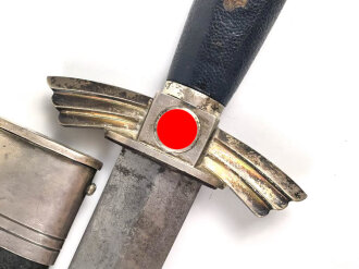 Fliegerdolch für Angehörige des Deutschen Luftsport Verband DLV.  Die Klinge von SMF Solingen mit vielen kleinen Kratzern. Die Belederung Original, die Hakenkreuze vollständig emailliert.