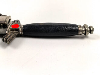 Fliegerdolch für Angehörige des Deutschen Luftsport Verband DLV.  Die Klinge von SMF Solingen mit vielen kleinen Kratzern. Die Belederung Original, die Hakenkreuze vollständig emailliert.
