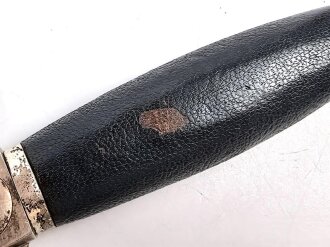 Fliegerdolch für Angehörige des Deutschen Luftsport Verband DLV.  Die Klinge von SMF Solingen mit vielen kleinen Kratzern. Die Belederung Original, die Hakenkreuze vollständig emailliert.