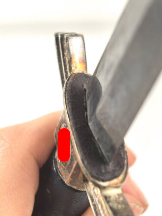 Fliegerdolch für Angehörige des Deutschen Luftsport Verband DLV.  Die Klinge von SMF Solingen mit vielen kleinen Kratzern. Die Belederung Original, die Hakenkreuze vollständig emailliert.