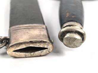 Fliegerdolch für Angehörige des Deutschen Luftsport Verband DLV.  Die Klinge von SMF Solingen mit vielen kleinen Kratzern. Die Belederung Original, die Hakenkreuze vollständig emailliert.
