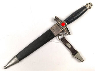 Fliegerdolch für Angehörige des Deutschen Luftsport Verband DLV.  Die Klinge von SMF Solingen mit vielen kleinen Kratzern. Die Belederung Original, die Hakenkreuze vollständig emailliert.