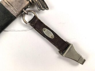 Fliegerdolch für Angehörige des Deutschen Luftsport Verband DLV.  Die Klinge von SMF Solingen mit vielen kleinen Kratzern. Die Belederung Original, die Hakenkreuze vollständig emailliert.