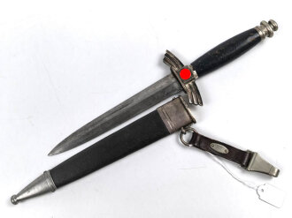 Fliegerdolch für Angehörige des Deutschen Luftsport Verband DLV.  Die Klinge von SMF Solingen mit vielen kleinen Kratzern. Die Belederung Original, die Hakenkreuze vollständig emailliert.