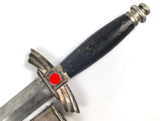Fliegerdolch für Angehörige des Deutschen Luftsport Verband DLV.  Die Klinge von SMF Solingen mit vielen kleinen Kratzern. Die Belederung Original, die Hakenkreuze vollständig emailliert.