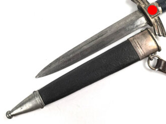 Fliegerdolch für Angehörige des Deutschen Luftsport Verband DLV.  Die Klinge von SMF Solingen mit vielen kleinen Kratzern. Die Belederung Original, die Hakenkreuze vollständig emailliert.