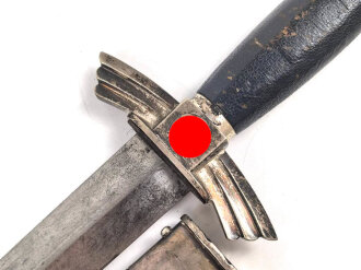 Fliegerdolch für Angehörige des Deutschen Luftsport Verband DLV.  Die Klinge von SMF Solingen mit vielen kleinen Kratzern. Die Belederung Original, die Hakenkreuze vollständig emailliert.