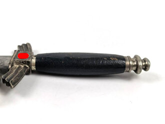 Fliegerdolch für Angehörige des Deutschen Luftsport Verband DLV.  Die Klinge von SMF Solingen mit vielen kleinen Kratzern. Die Belederung Original, die Hakenkreuze vollständig emailliert.