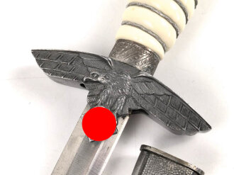 Dolch für Offiziere der Luftwaffe. Die Klinge ohne Hersteller mit vielen kleinen Kratzern, einheitliches Erscheinungsbild, mit passendem Gehänge