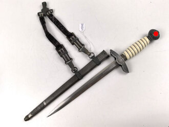 Dolch für Offiziere der Luftwaffe. Die Klinge ohne Hersteller mit vielen kleinen Kratzern, einheitliches Erscheinungsbild, mit passendem Gehänge