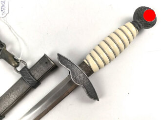 Dolch für Offiziere der Luftwaffe. Die Klinge ohne Hersteller mit vielen kleinen Kratzern, einheitliches Erscheinungsbild, mit passendem Gehänge