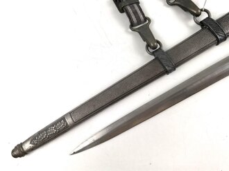 Dolch für Offiziere der Luftwaffe. Die Klinge ohne Hersteller mit vielen kleinen Kratzern, einheitliches Erscheinungsbild, mit passendem Gehänge
