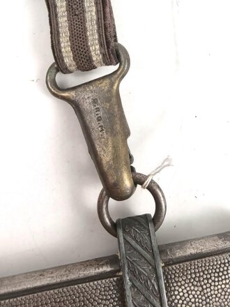 Dolch für Offiziere der Luftwaffe. Die Klinge ohne Hersteller mit vielen kleinen Kratzern, einheitliches Erscheinungsbild, mit passendem Gehänge