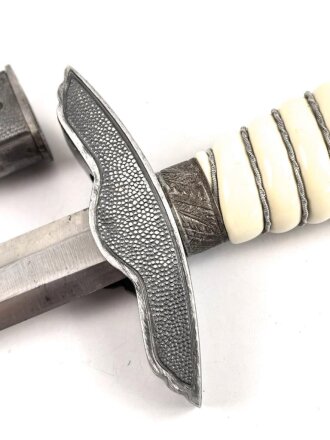Dolch für Offiziere der Luftwaffe. Die Klinge ohne Hersteller mit vielen kleinen Kratzern, einheitliches Erscheinungsbild, mit passendem Gehänge