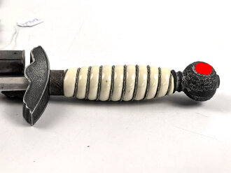 Dolch für Offiziere der Luftwaffe. Die Klinge ohne Hersteller mit vielen kleinen Kratzern, einheitliches Erscheinungsbild, mit passendem Gehänge