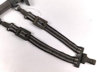 Dolch für Offiziere der Luftwaffe. Die Klinge ohne Hersteller mit vielen kleinen Kratzern, einheitliches Erscheinungsbild, mit passendem Gehänge