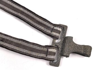 Dolch für Offiziere der Luftwaffe. Die Klinge ohne Hersteller mit vielen kleinen Kratzern, einheitliches Erscheinungsbild, mit passendem Gehänge