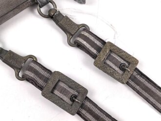 Dolch für Offiziere der Luftwaffe. Die Klinge ohne Hersteller mit vielen kleinen Kratzern, einheitliches Erscheinungsbild, mit passendem Gehänge