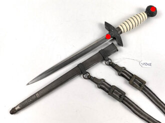 Dolch für Offiziere der Luftwaffe. Die Klinge ohne Hersteller mit vielen kleinen Kratzern, einheitliches Erscheinungsbild, mit passendem Gehänge