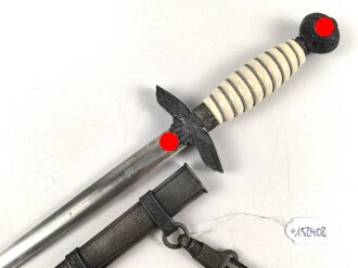 Dolch für Offiziere der Luftwaffe. Die Klinge ohne Hersteller mit vielen kleinen Kratzern, einheitliches Erscheinungsbild, mit passendem Gehänge