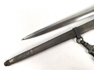 Dolch für Offiziere der Luftwaffe. Die Klinge ohne Hersteller mit vielen kleinen Kratzern, einheitliches Erscheinungsbild, mit passendem Gehänge