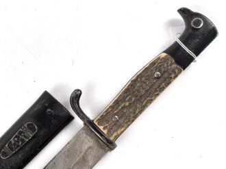 1. Weltkrieg, Grabendolch für Offiziere mit Hirschhorngriffschalen. Original geschwärztes Stück, die Klinge "gereinigt"
