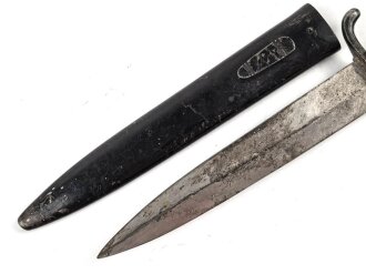 1. Weltkrieg, Grabendolch für Offiziere mit Hirschhorngriffschalen. Original geschwärztes Stück, die Klinge "gereinigt"